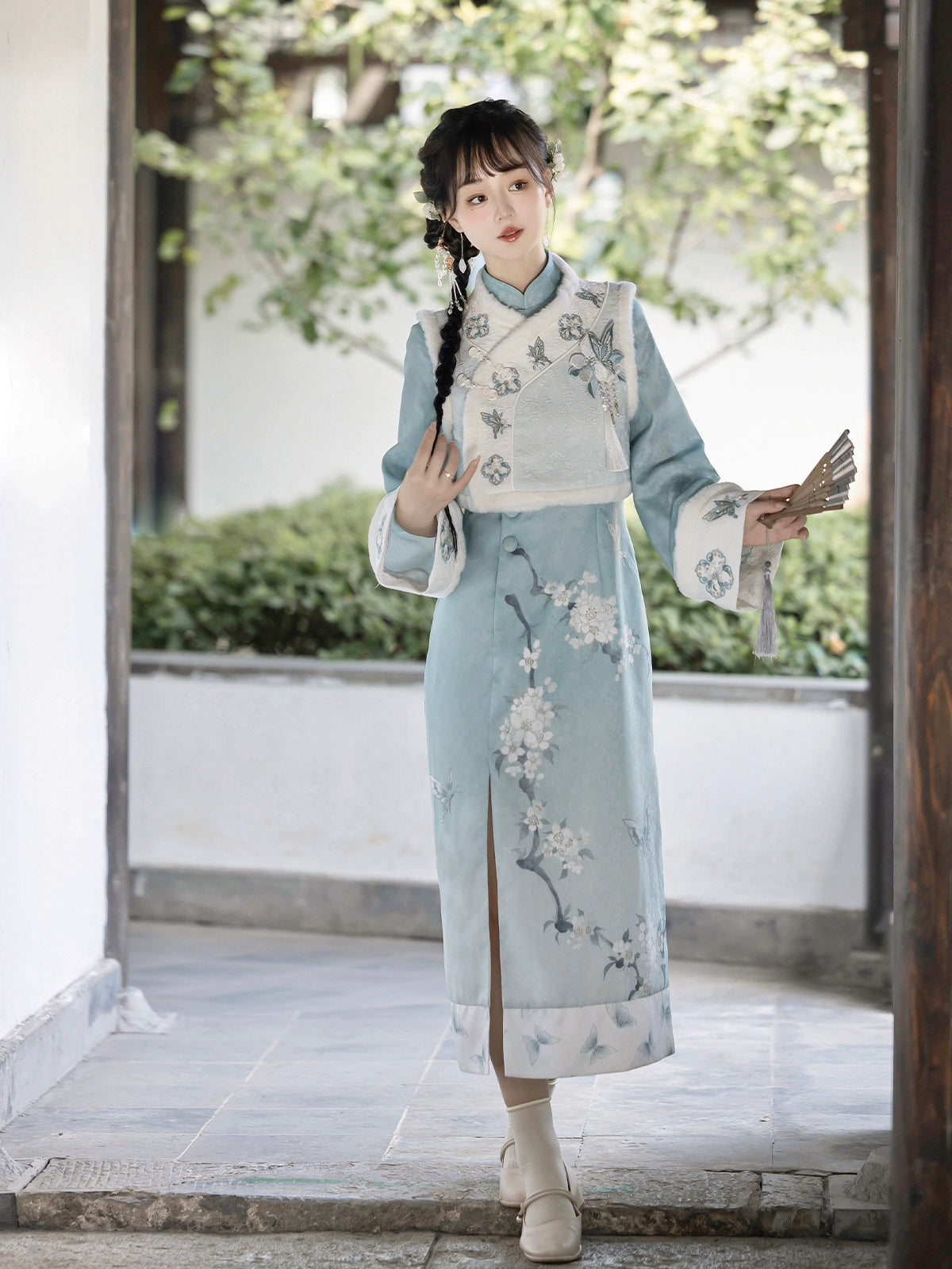 Stylish 2024 women's cheongsam with intricate floral patterns and a warm thickened fabric. Ideal for work and special occasions in cooler seasons.