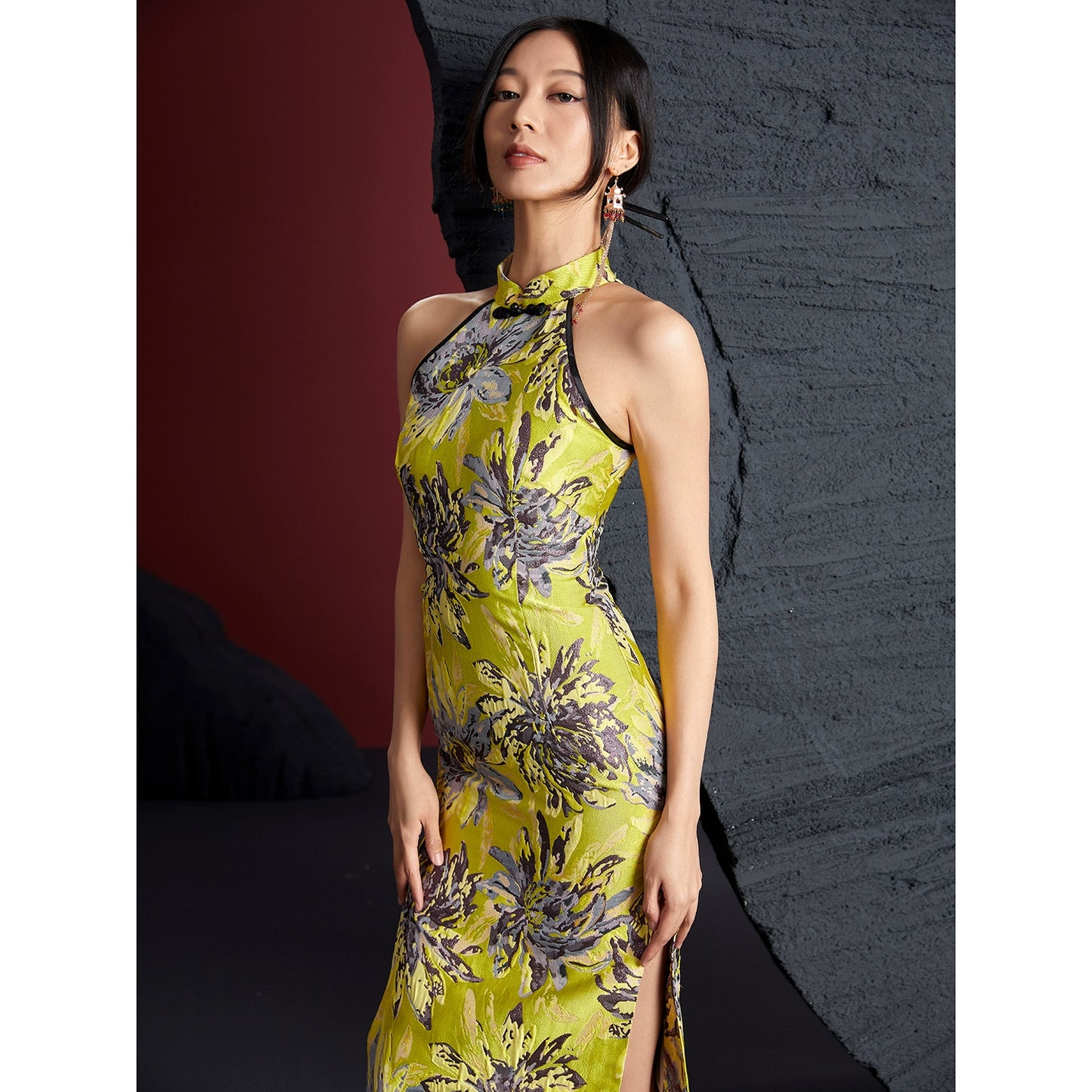 Jacquard gold yellow dyed bamboo sleeveless medium and long cheongsam