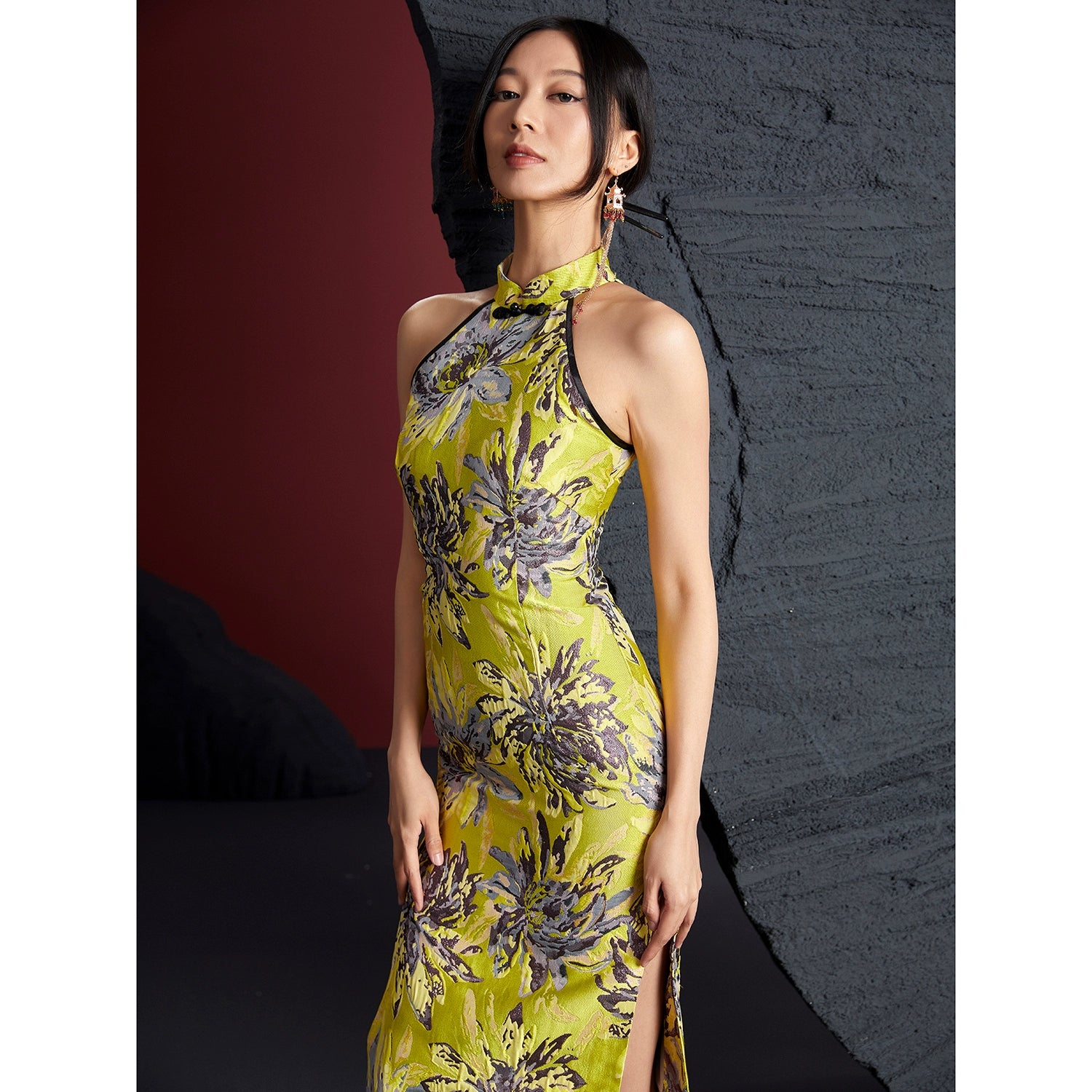 Gold bamboo cheongsam in jacquard brocade with floral patterns, sleeveless halter neck, and mid-length cut. Non-stretch brocade material.