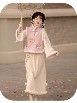Raccoon Embroidered Hanfu Vest Set for Women – Short Vest with New Chinese Style Lantern Pants & Qipao Skirt, Autumn/Winter Outfit - Yandan_Hanfu