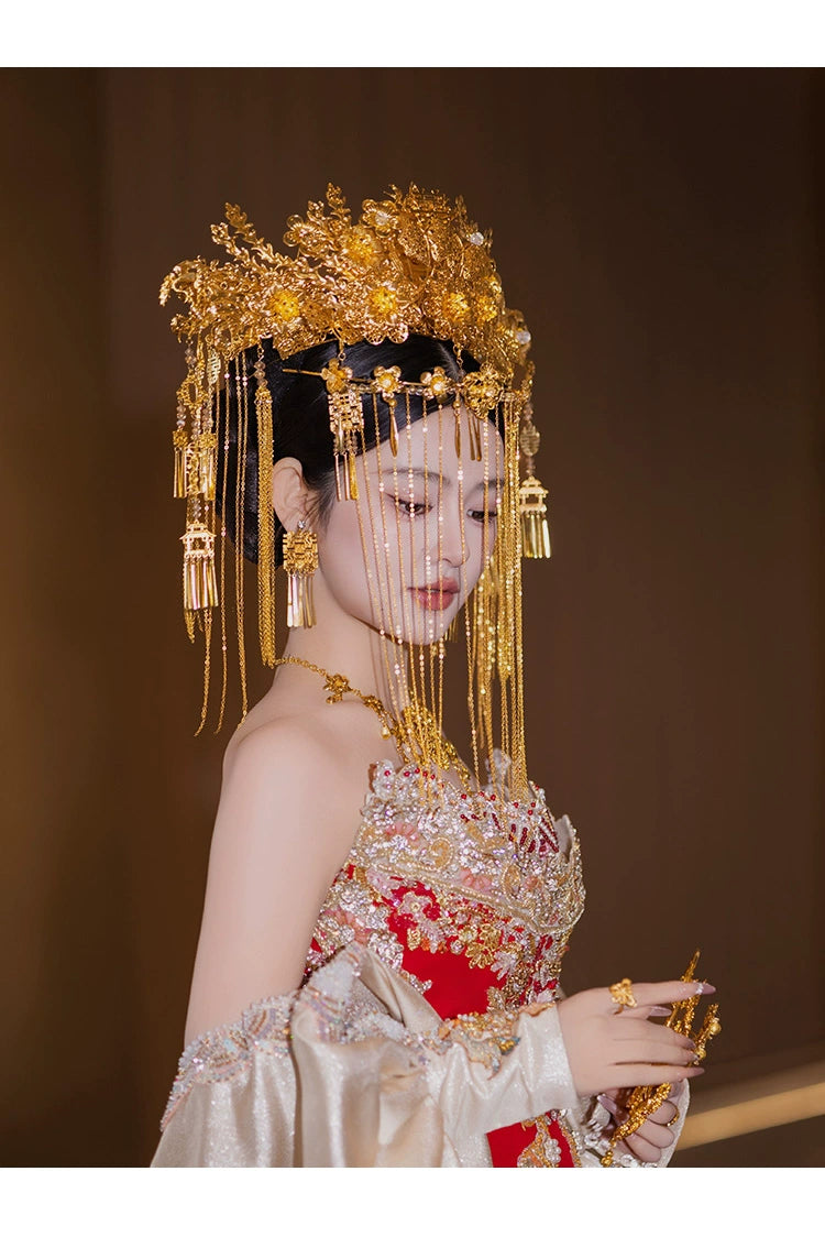 Side angle of bride in golden curtain headdress with floral and tassel details, perfect for Chinese bridal hair accessories.