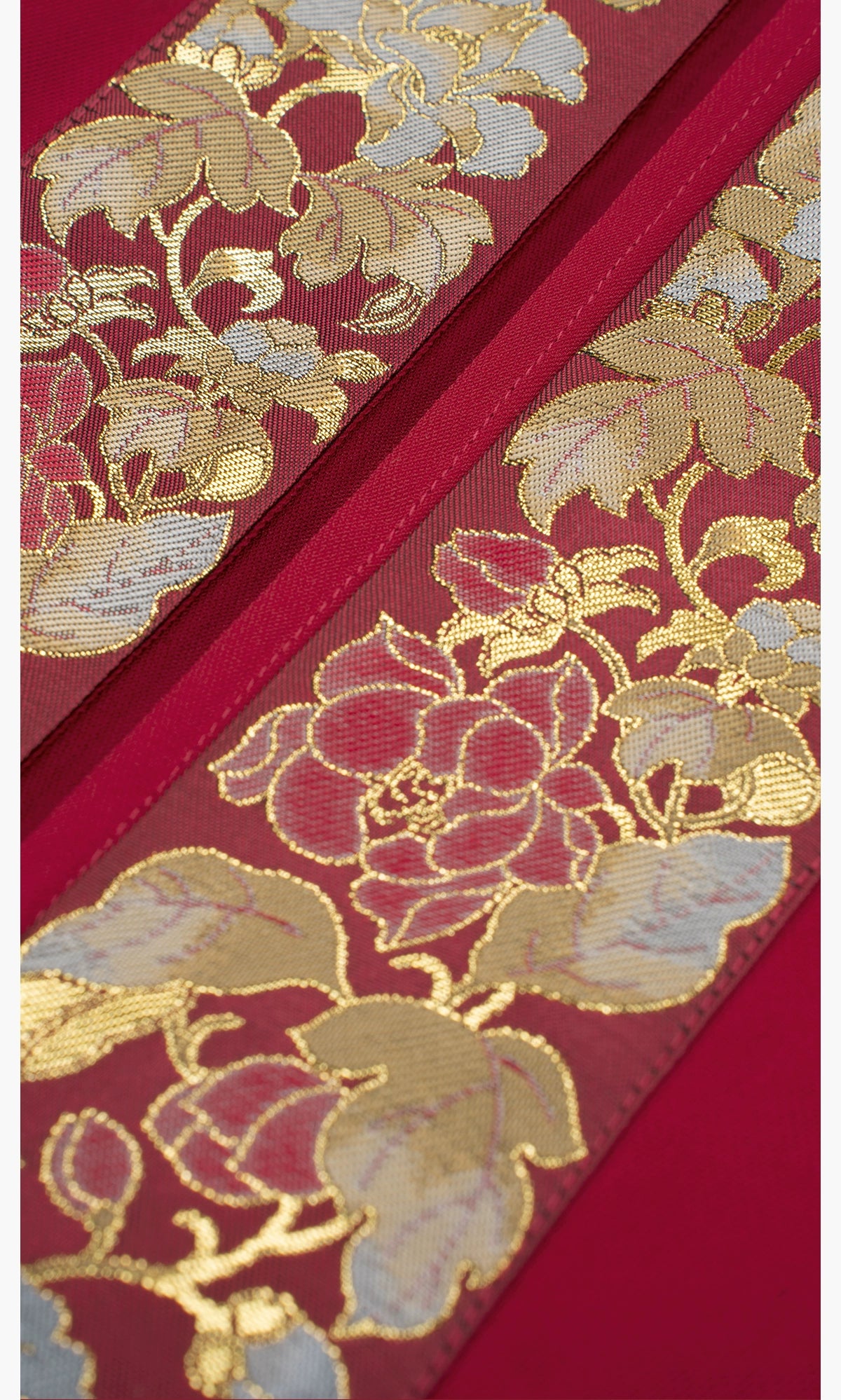 Close-up of golden floral embroidery on [Dan Que Acacia] New Chinese Style Red Wedding Dress, showcasing premium craftsmanship.