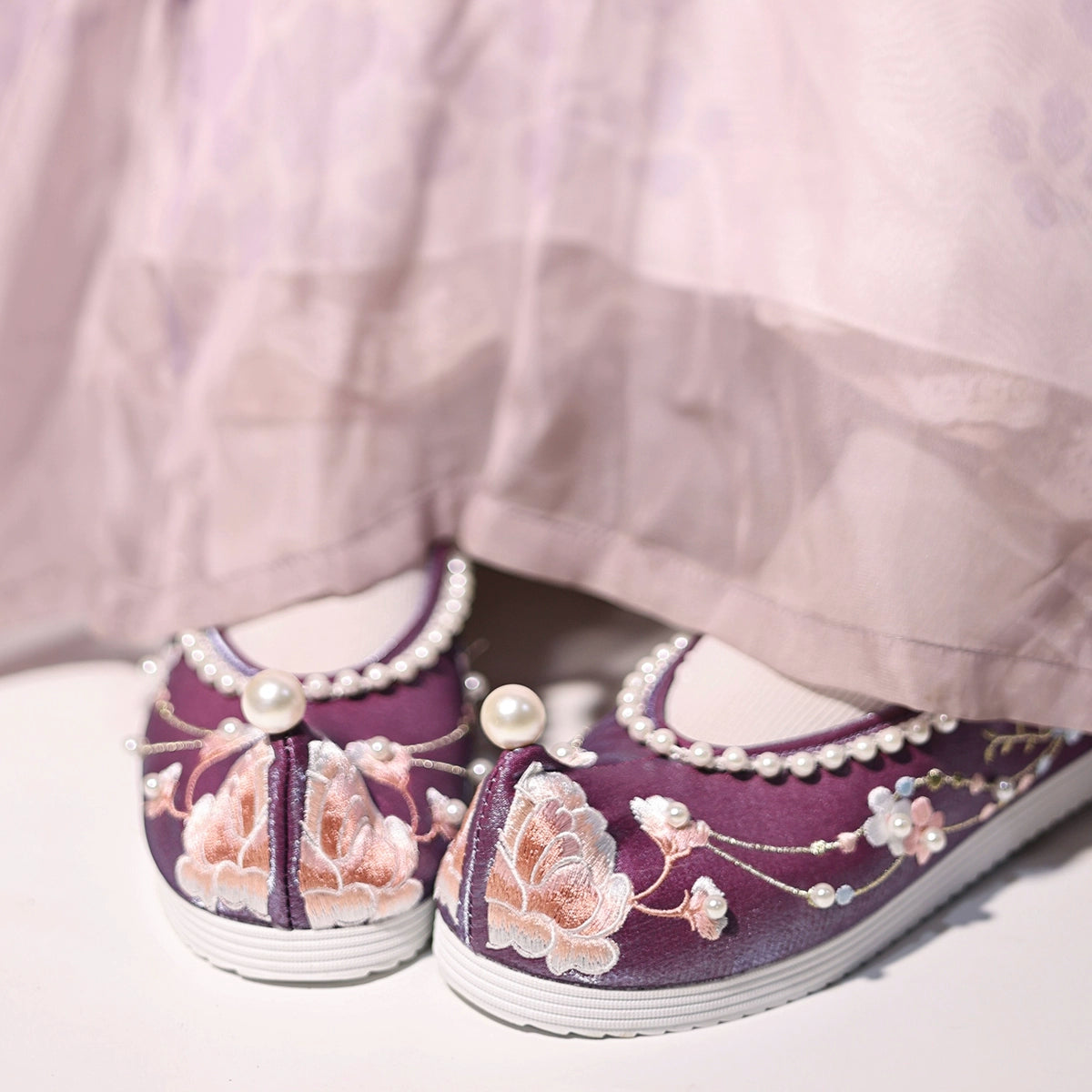 beaded Hanfu shoes are heightened with ancient style upturned cloth shoes, bow shoes, embroidered shoes