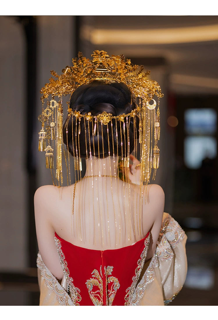 Back profile of bride in red gown wearing golden curtain headdress, perfect for traditional Chinese wedding hair accessories.
