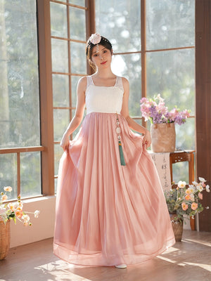 Charming pink hanbok dress with a sleeveless inner layer. A versatile and stylish choice for special occasions.