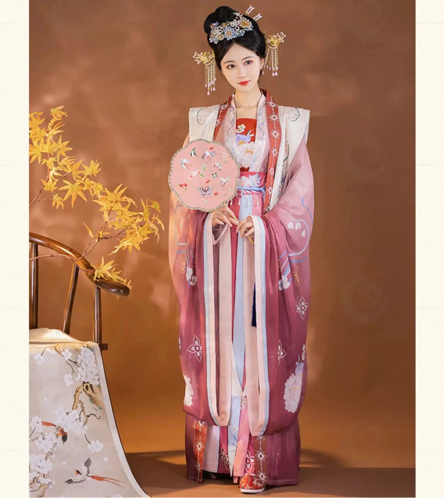 This pink hanfu with elegant hanfu sleeves is inspired by Ming Dynasty hanfu male designs. Perfect as a princess hanfu dress, it’s available in silk hanfu, cotton hanfu, and hanfu lolita styles. Featuring layered hanfu jacket options, it’s ideal for hanfu women, including plus size hanfu. Pair it with a hanfu shirt and shop authentic designs at our hanfu shop.