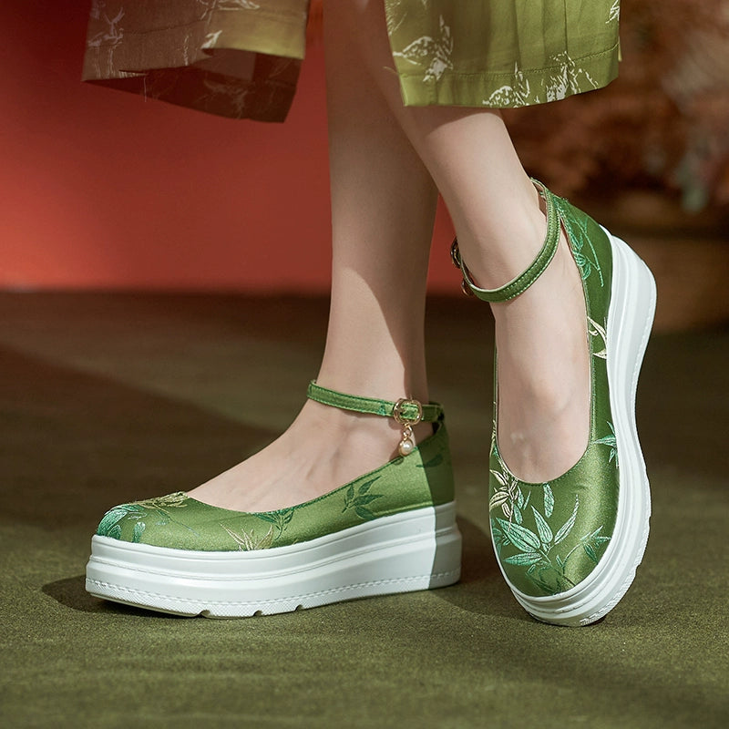 Step into tradition with our green hanfu shoes, inspired by ancient Chinese shoes and traditional Chinese shoes. Perfect for any occasion, these styles include Chinese mary jane shoes, elegant designs for Chinese shoes for women, and unique Chinese wrestling shoes.