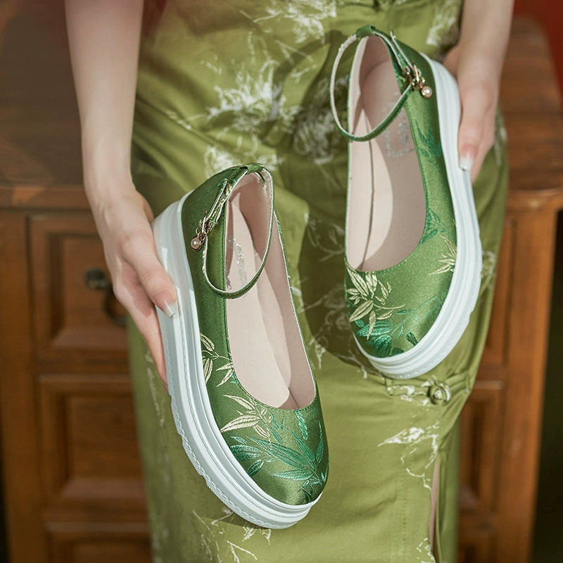 Step into tradition with our green hanfu shoes, inspired by ancient Chinese shoes and traditional Chinese shoes. Perfect for any occasion, these styles include Chinese mary jane shoes, elegant designs for Chinese shoes for women, and unique Chinese wrestling shoes.