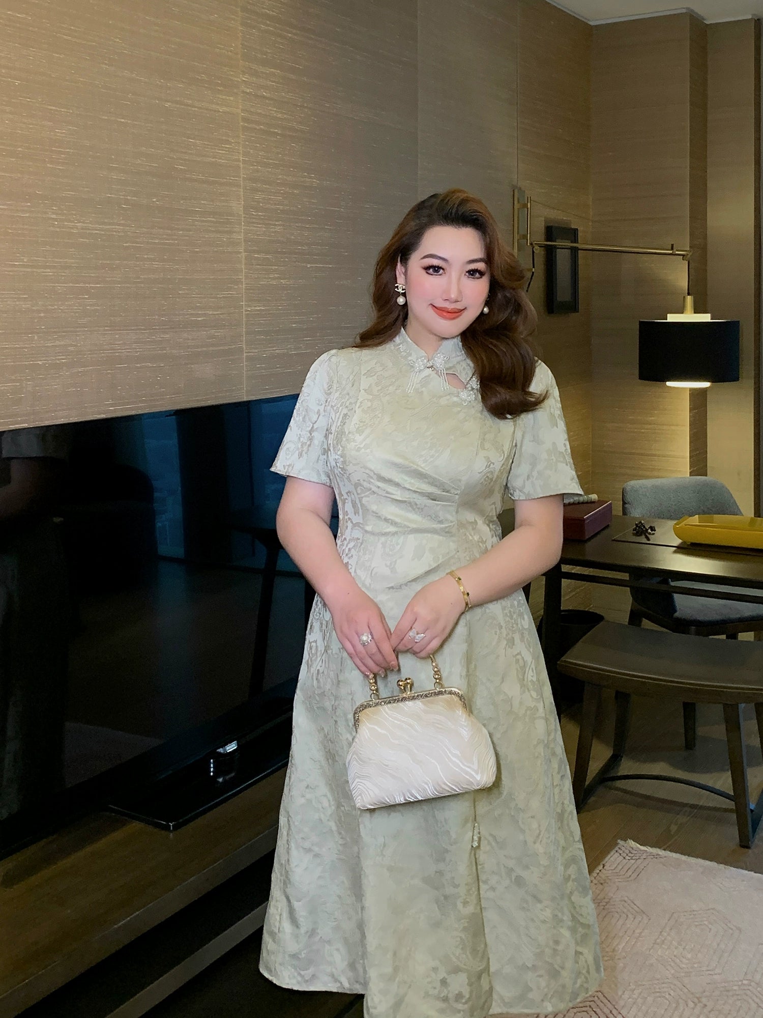 Elegant Plus-Size Jacquard Qipao – Modern Chinese Style with Mandarin Collar & Cut-Out Details