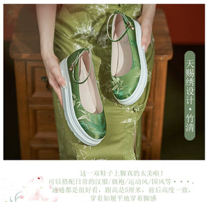 Step into tradition with our green hanfu shoes, inspired by ancient Chinese shoes and traditional Chinese shoes. Perfect for any occasion, these styles include Chinese mary jane shoes, elegant designs for Chinese shoes for women, and unique Chinese wrestling shoes.