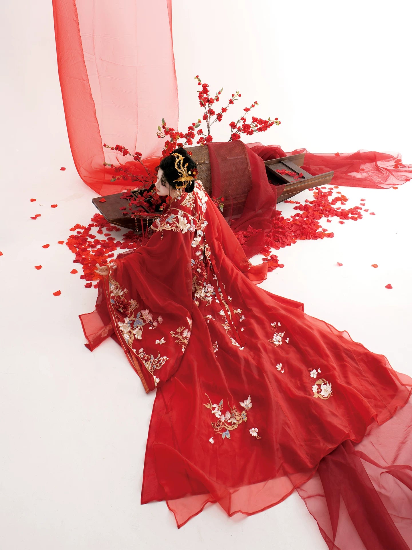 Tang Dynasty bridal Hanfu separates with outer robe, inner layer and skirt styling