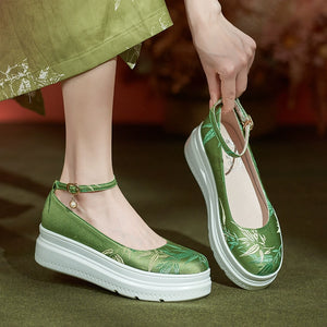 Step into tradition with our green hanfu shoes, inspired by ancient Chinese shoes and traditional Chinese shoes. Perfect for any occasion, these styles include Chinese mary jane shoes, elegant designs for Chinese shoes for women, and unique Chinese wrestling shoes.