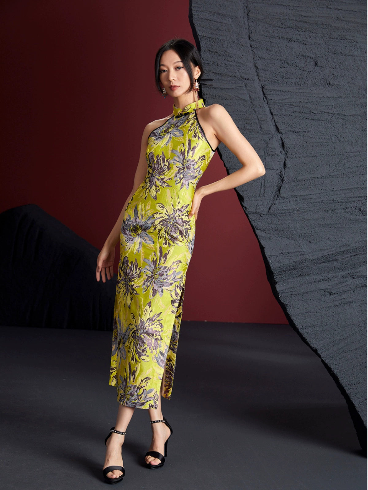 Stylish gold bamboo cheongsam with jacquard floral design, sleeveless halter neck, and side slit. Made from non-stretch brocade fabric.