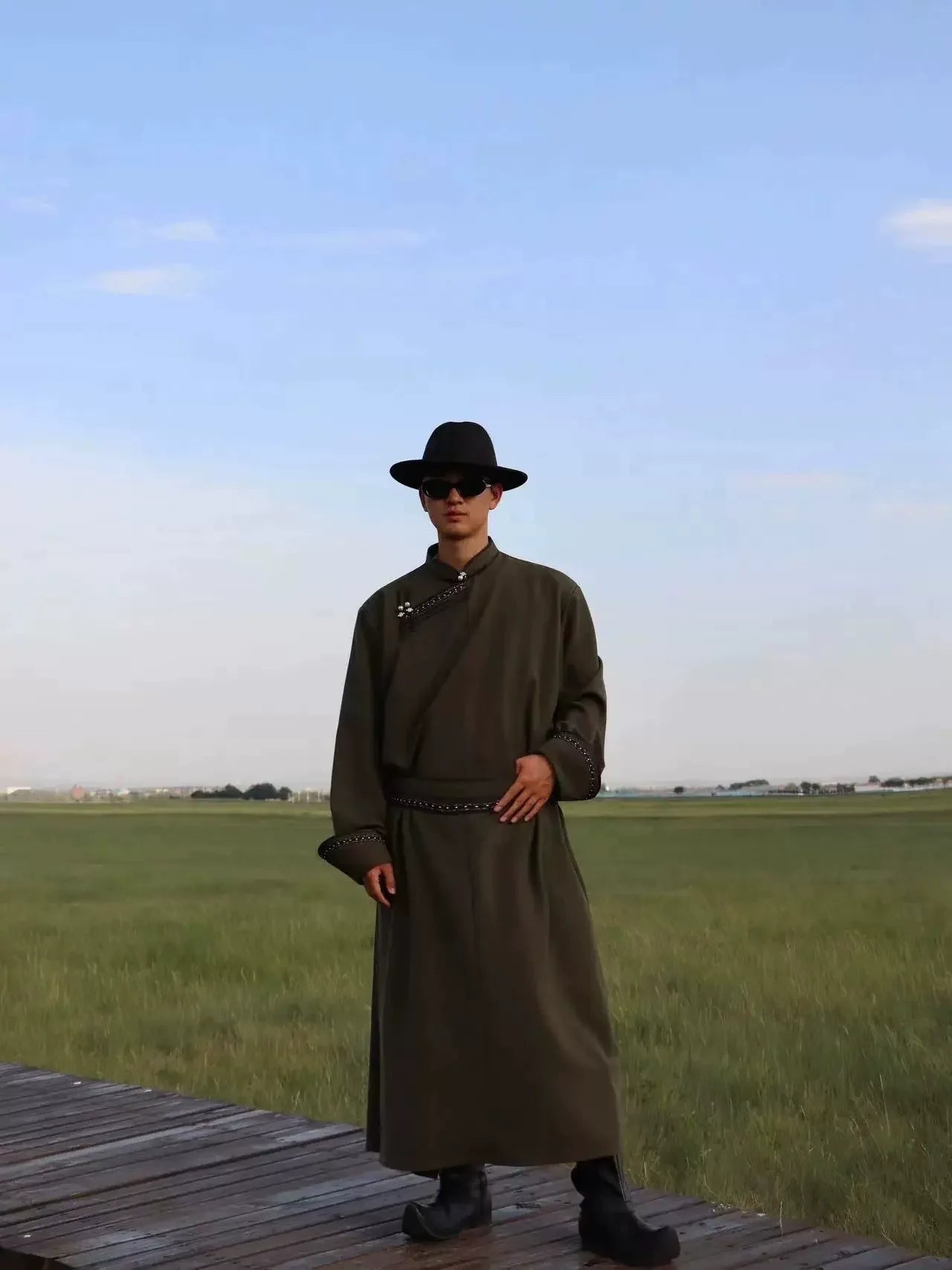  Premium hand fastened mongolian men robe traditional solid twill design for cultural events fabric and fastening detail