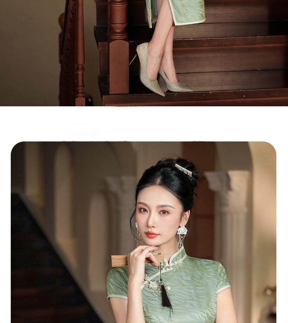 Vintage elegant silk cheongsam mint green mulberry silk short sleeve slim maxi qipao dress with lace collar and side slit for women fabric and lace detail