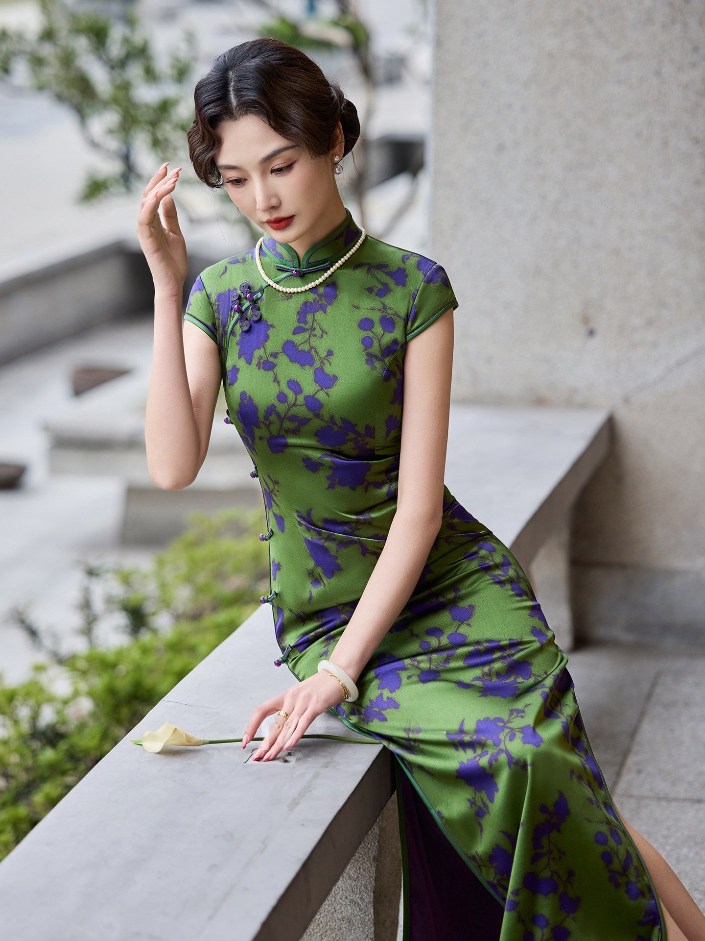Vintage elegant silk cheongsam olive green blue floral print mulberry silk short sleeve slim maxi qipao dress for women fabric and print detail