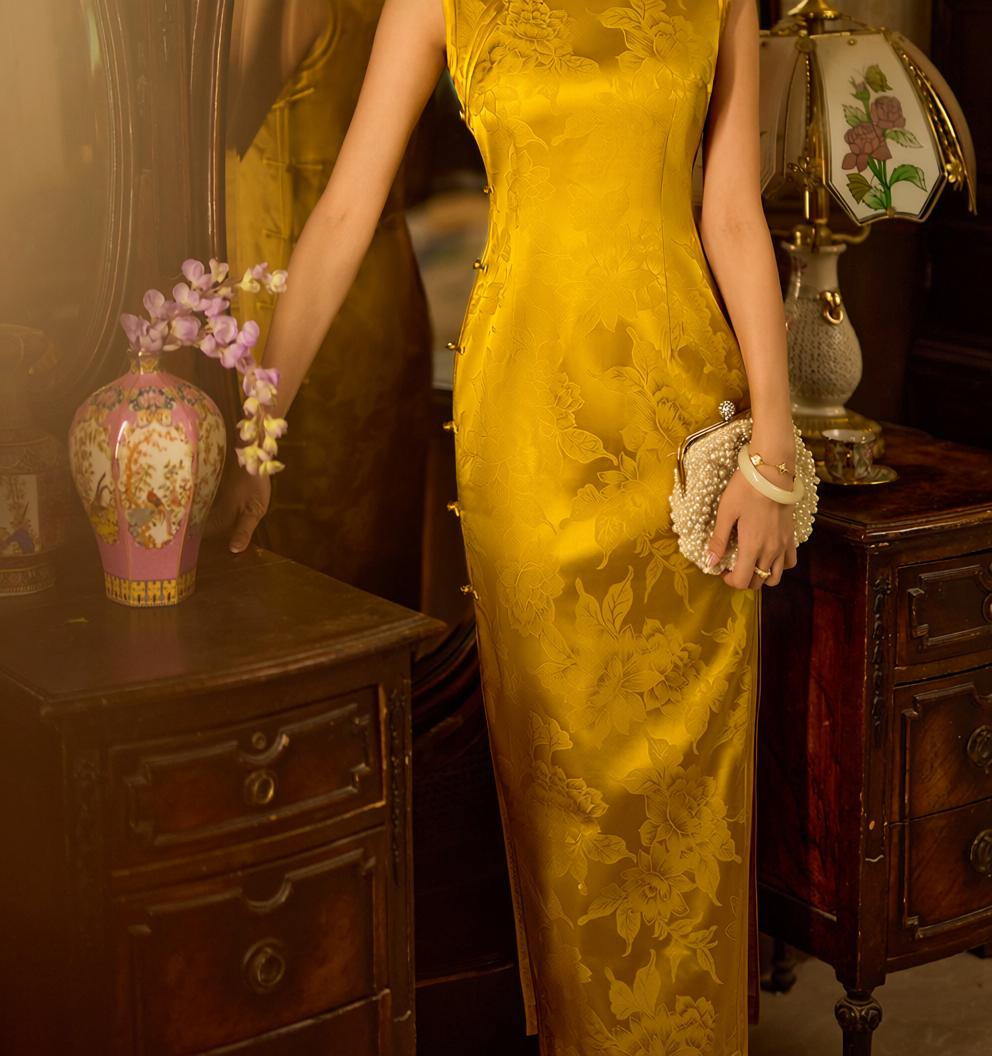 Vintage elegant style cheongsam golden yellow satin sleeveless slim maxi qipao dress with floral brooch for women fabric and brooch detail