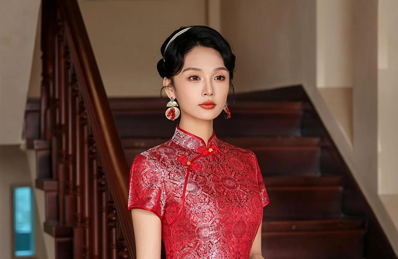 Vintage Elegant Style Cheongsam | Red Lace Short Sleeve Slim Maxi Qipao Dress with Mandarin Collar for Women

