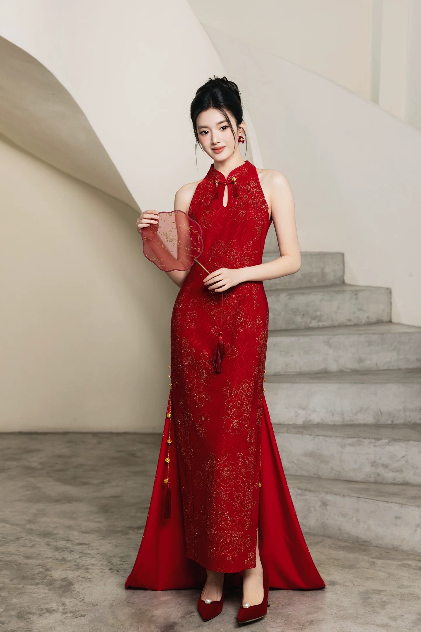Xijiayin bridal qipao set red trailing cheongsam with cloud shoulder detail and beaded jacket for wedding