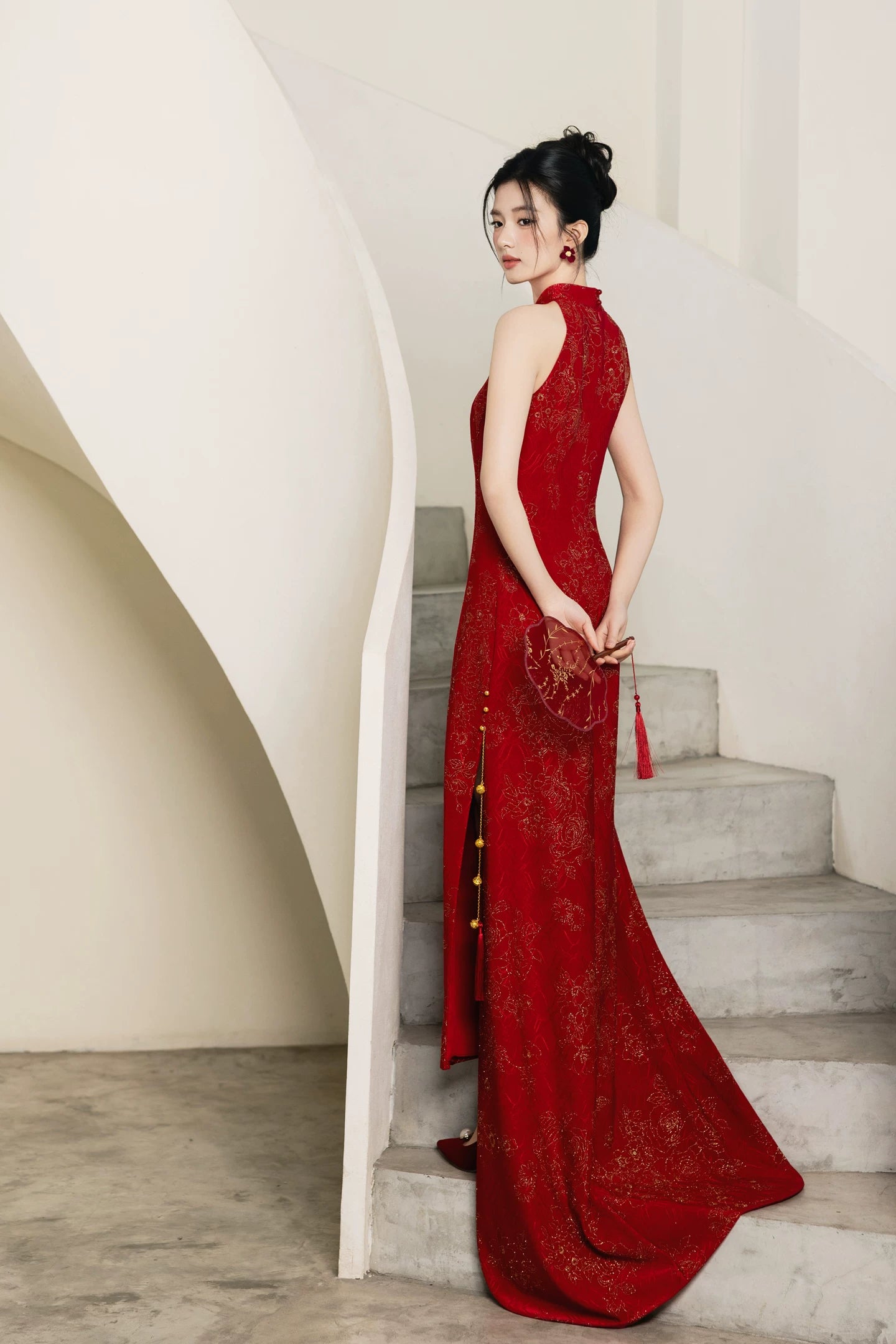 Red trailing wedding cheongsam xijiayin chinese qipao with cloud shoulder and beaded jacket ensemble