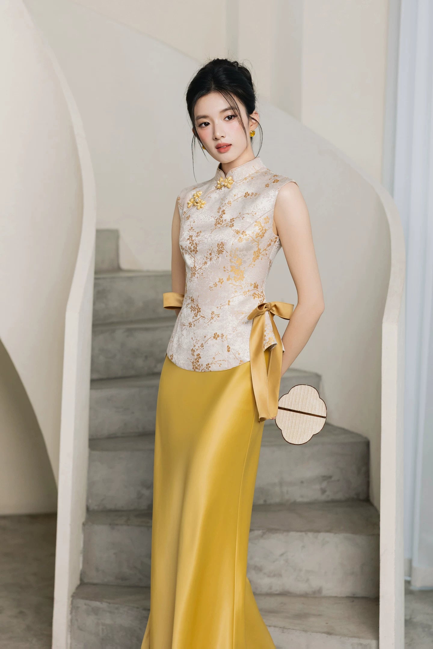 Golden jacquard bridal cheongsam xingle modern chinese dress with vest fishtail and a-line skirt