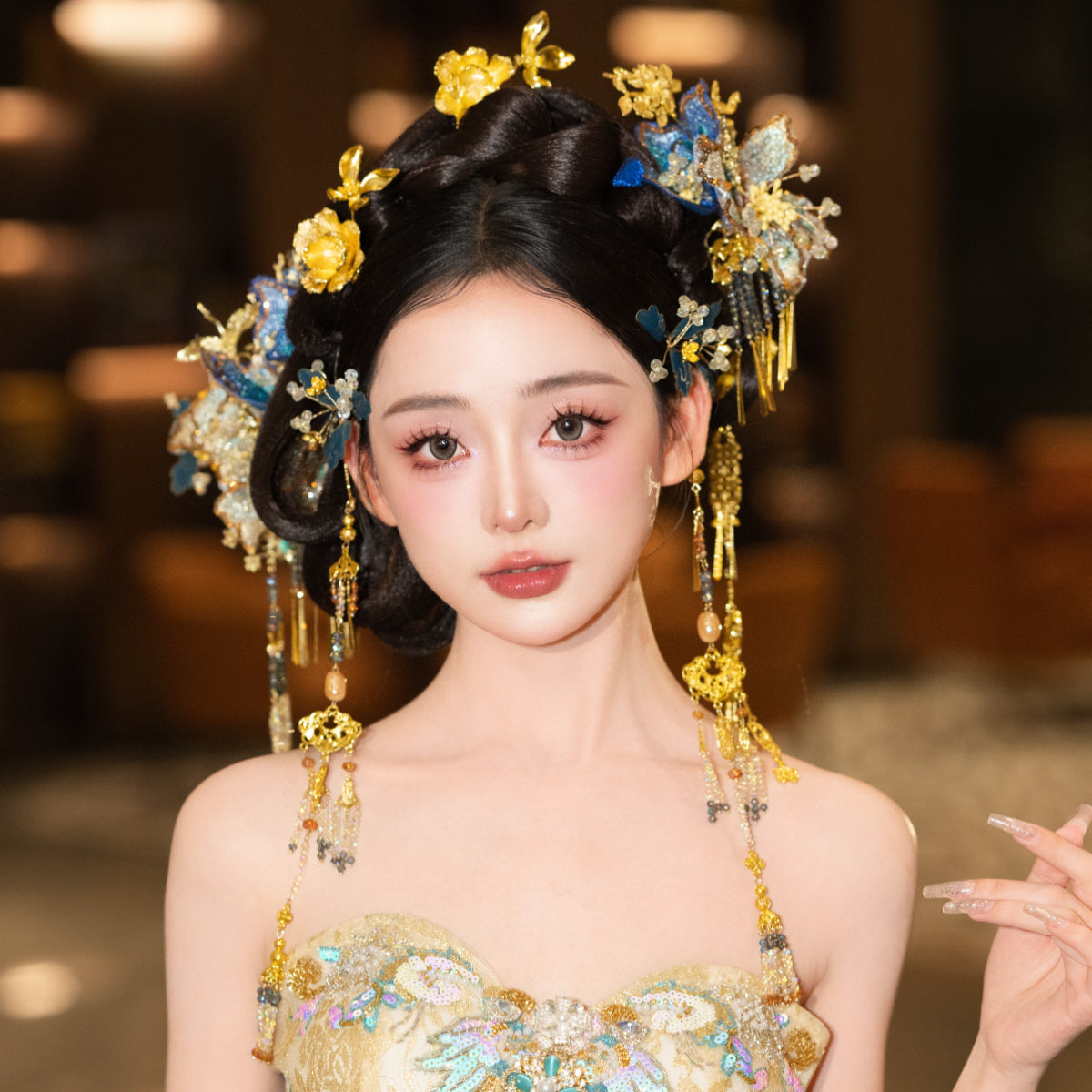 Bridal hairpin lace step in blue and gold with floral and butterfly motifs, styled in Hanfu hair accessories for cheongsam dress elegance.