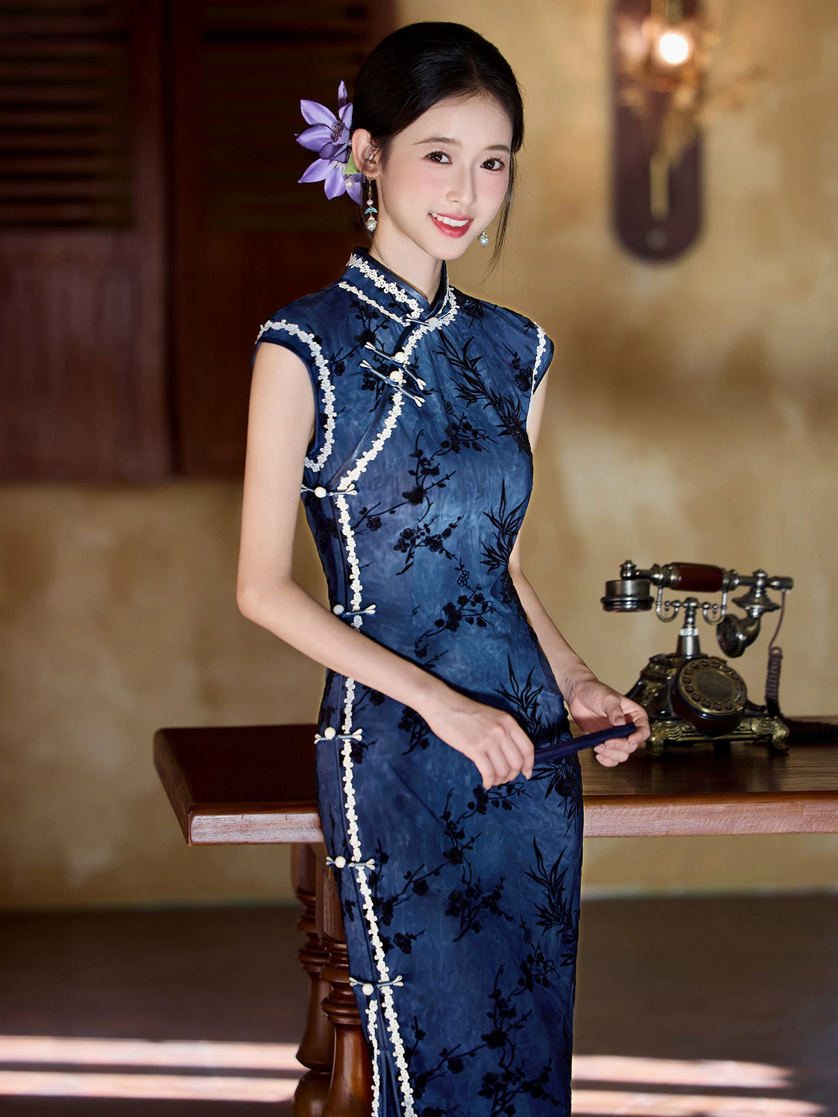 Blue bamboo cheongsam bodice showing the stand collar, decorative fastening and pale edging