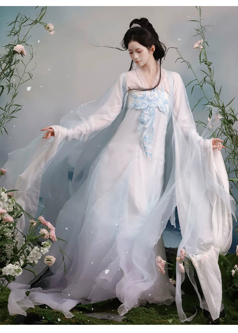 Blue chest-high skirt and wide-sleeve robe