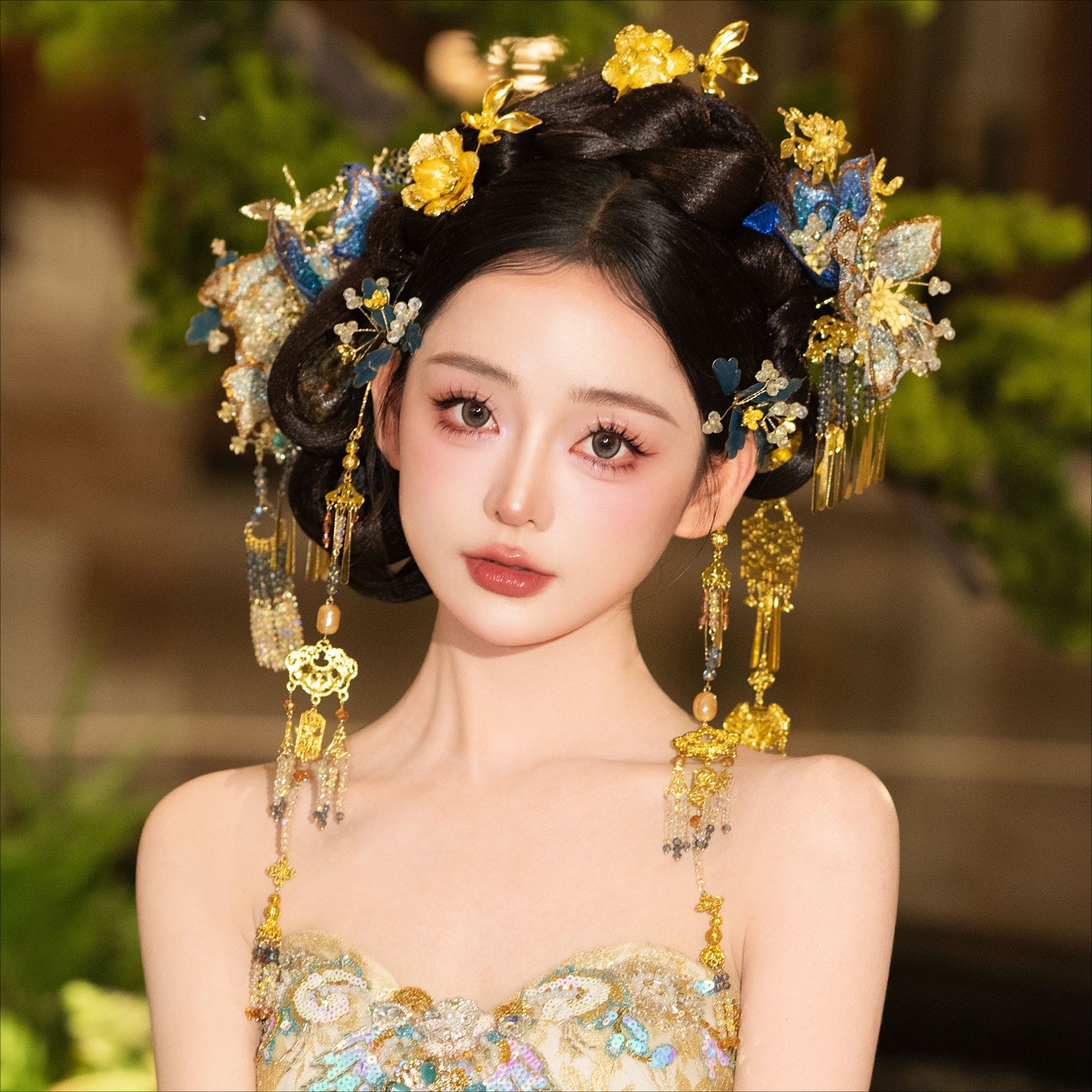 Hanfu bridal hairpin lace step in blue and gold with delicate floral accents, styled for traditional cheongsam dress elegance.