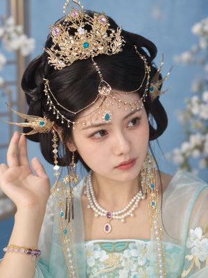 Front portrait showing draped forehead jewellery