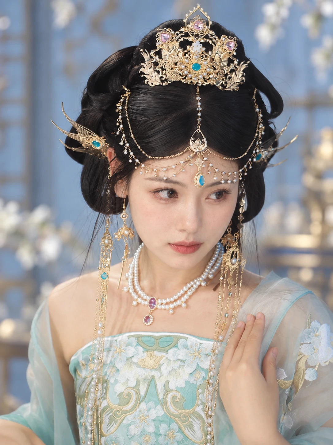Jiaoren crown and matching necklace on a model
