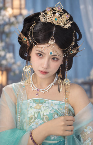 Jiaoren crown and matching necklace on a model