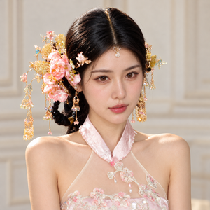 Jinwu gold-tone floral bridal hairpins in an updo