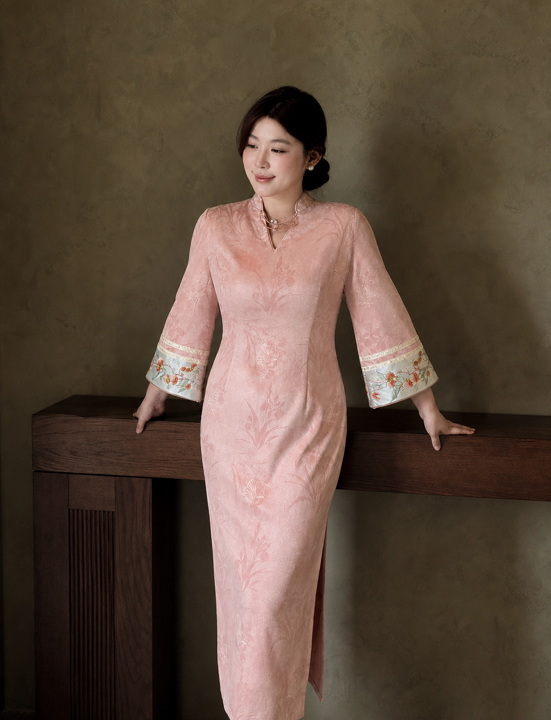 Peach Oolong floral plus size qipao dress on curvy Chinese model, three-quarter view