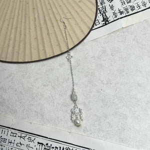 Silver-tone forehead ornament with a hanging accent