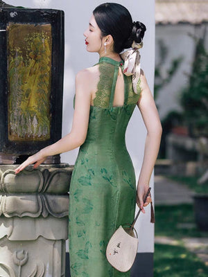 A green silk Cheongsam featuring puff sleeves, perfect for modern weddings and formal occasions. This custom-made, cosplay-friendly Cheongsam, available in plus sizes, merges tradition with modern cheongsam patterns and design elements such as short dress style and dress slits. Styled with a modern Cheongsam top, it is the epitome of contemporary fashion. Sold in USA and worldwide