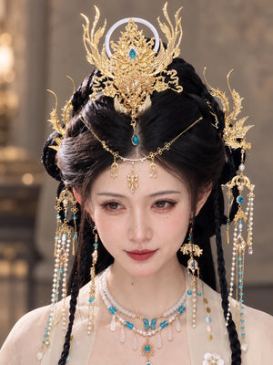 Front portrait of the Xianyu crown and long tassels