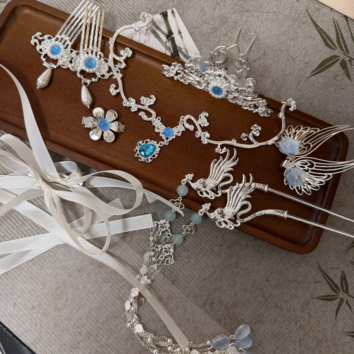 Yueling crown floral ornaments and hairpins arranged on a tray