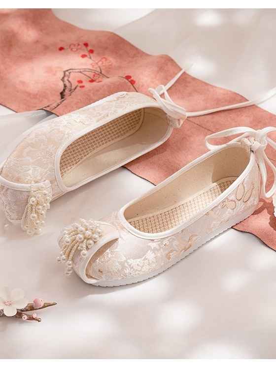 Hanfu Shoes | Chinese Traditional Shoes-White  Traditional Chinese footwear Han culture Ancient Chinese clothing Cultural revival Chinese embroidery Silk shoes Ethnic shoes Historical costume Chinese silk Cultural heritage. Hanfu traditional Chinese shoes Hanfu style shoes Handmade Hanfu shoes Hanfu embroidered shoes Hanfu shoes for sale Hanfu shoes for women Hanfu shoes with embroidery Hanfu shoes for men Hanfu silk shoes Hanfu shoes for cultural events.