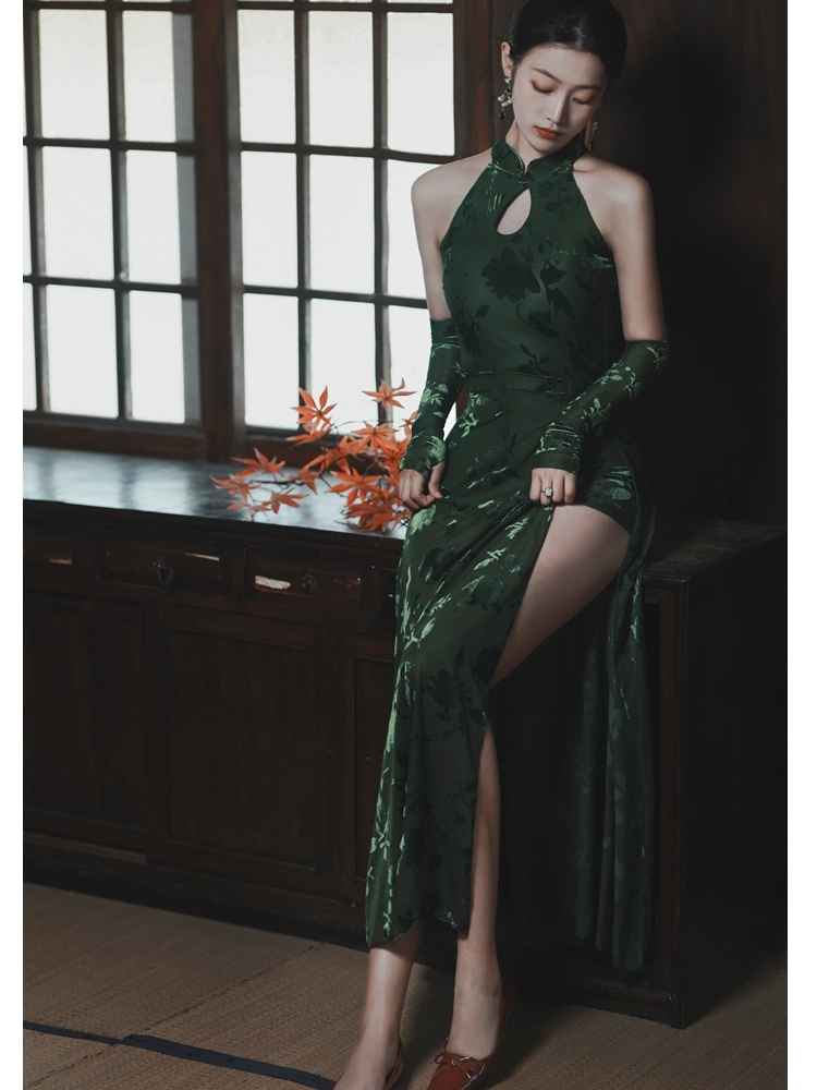 Green dance Qiapo and cheongsam Featuring an elegant display of an array of items including a Green Qipao dress, a modern Qipao shirt and a sexy Cheongsam, this collection presents a blend of traditional and modern styles. The modern Cheongsam dress, along with the Cheongsam modern top, redefines traditional aesthetics with a contemporary twist. Adding an element of allure is the sexy Cheongsam lingerie, complemented by a Cheongsam shirt in comfortable fabric.