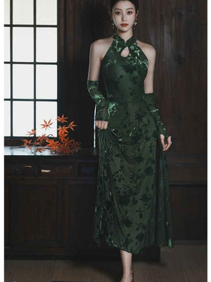 Green dance Qiapo and cheongsamFeaturing an elegant display of an array of items including a Green Qipao dress, a modern Qipao shirt and a sexy Cheongsam, this collection presents a blend of traditional and modern styles. The modern Cheongsam dress, along with the Cheongsam modern top, redefines traditional aesthetics with a contemporary twist. Adding an element of allure is the sexy Cheongsam lingerie, complemented by a Cheongsam shirt in comfortable fabric.