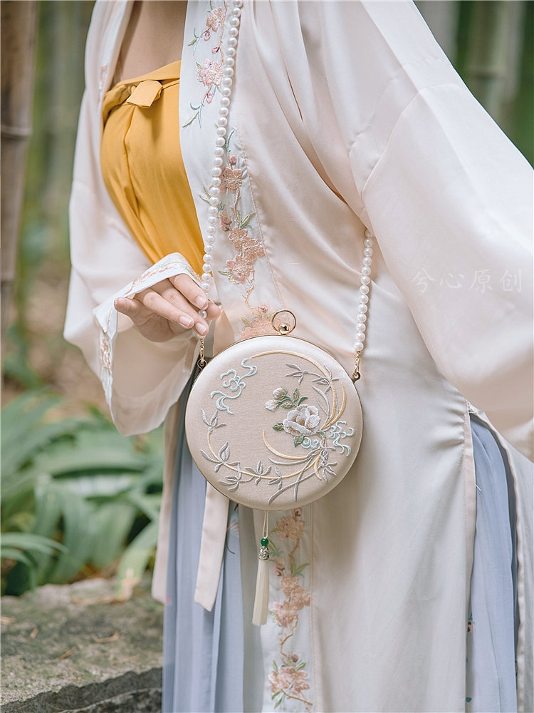 hanfu\qipao embroidered hard shelled bag - A stunning Hanfu/Qipao inspired hard shelled bag featuring intricate embroidery and a spacious interior. Perfect for everyday use or special events, this beautiful bag showcases the fusion of traditional Chinese fashion and modern design. Shop now to upgrade your accessories collection with this must-have piece of cultural heritage and stylish design