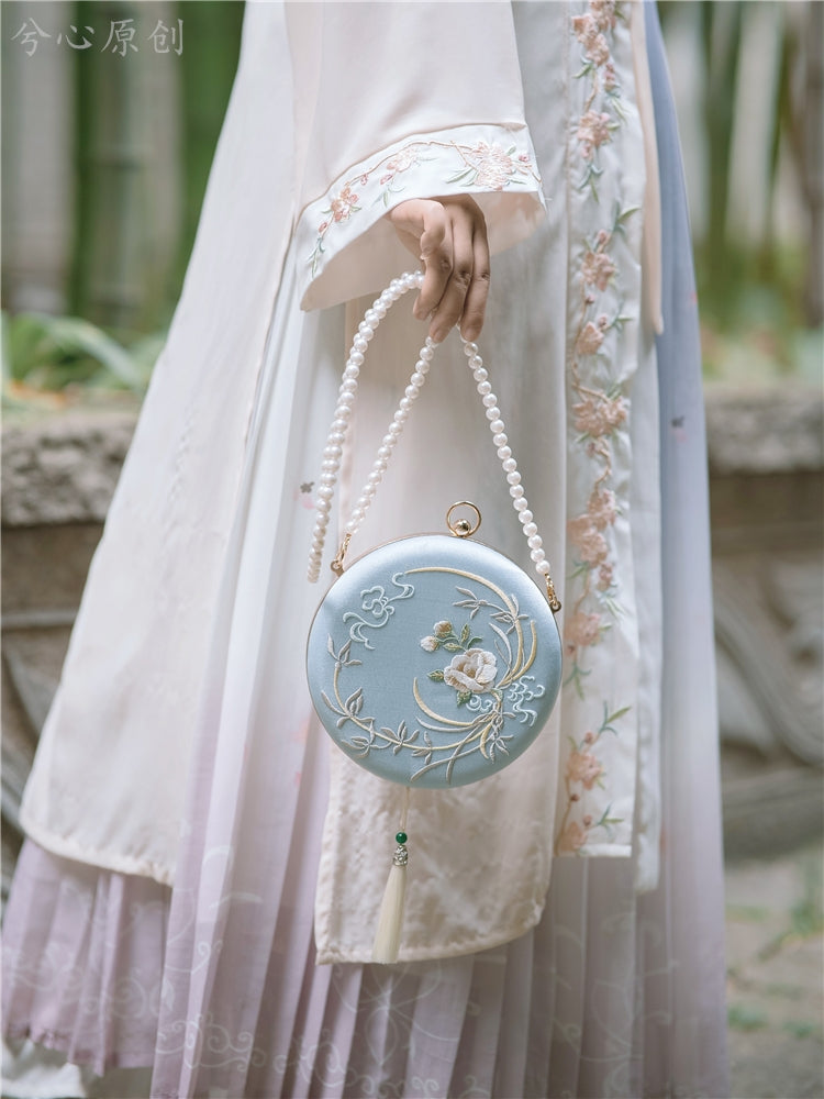 hanfu\qipao embroidered hard shelled bag - A stunning Hanfu/Qipao inspired hard shelled bag featuring intricate embroidery and a spacious interior. Perfect for everyday use or special events, this beautiful bag showcases the fusion of traditional Chinese fashion and modern design. Shop now to upgrade your accessories collection with this must-have piece of cultural heritage and stylish design