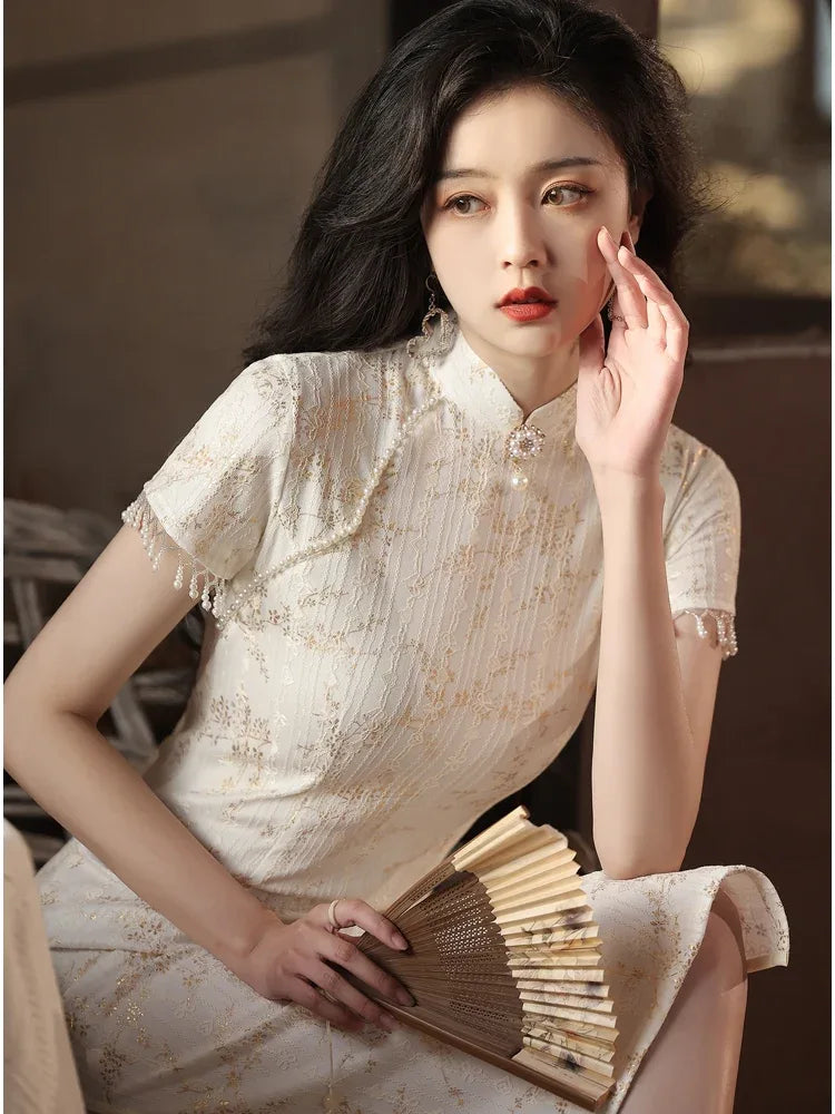 Weißes Qipao-Kleid