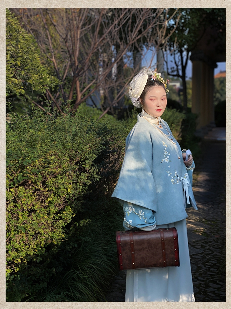 men's Hanfu, from traditional Chinese menswear to modern from Tang Dynasty traditional attire to Ming and Song Dynasty inspired Hanfu. Items such as scholar official Hanfu hats, Chinese court official attire, and royal traditional dress are prominently featured. This display also offers a glimpse into the evolution of Asian clothing, presenting pieces like casual Hanfu and Asian-inspired outfits.Hanfu patterns contributes to the journey through the history of male Chinese and Asian fashion