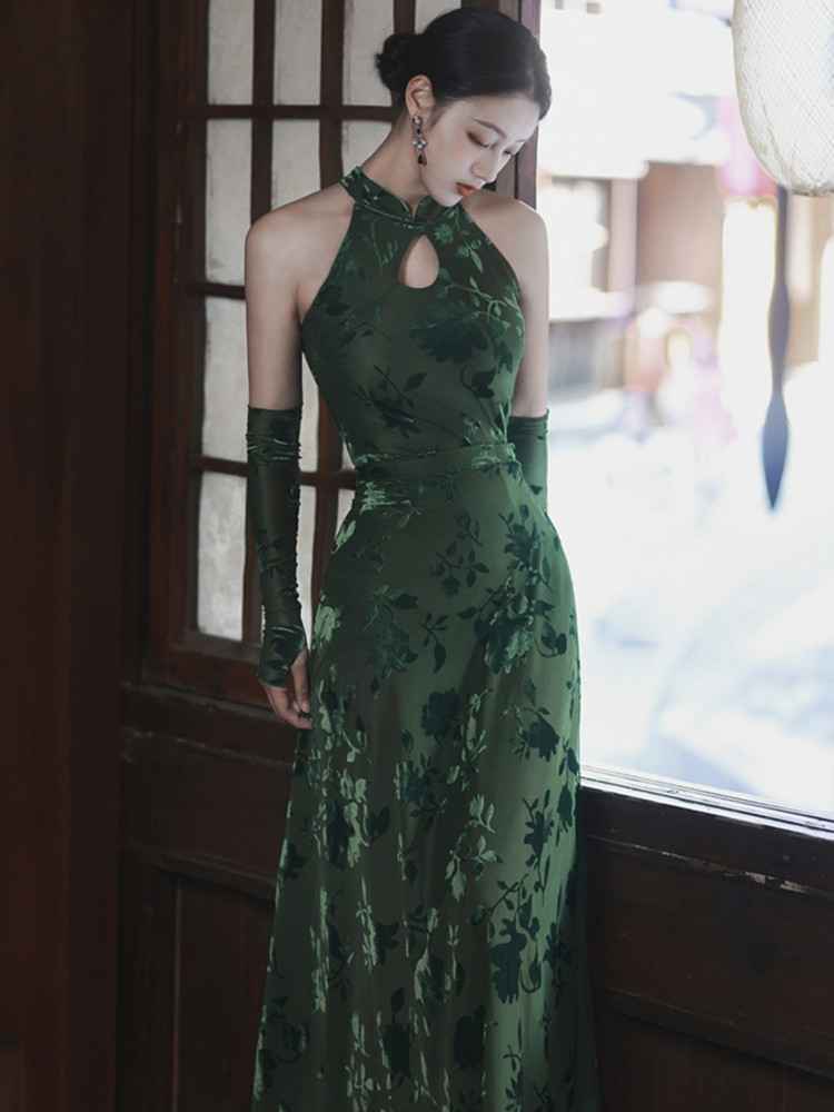 Shop the latest green dance Qiapo Featuring an elegant display of an array of items including a Green Qipao dress, a modern Qipao shirt and a sexy Cheongsam, this collection presents a blend of traditional and modern styles. The modern Cheongsam dress, along with the Cheongsam modern top, redefines traditional aesthetics with a contemporary twist. Adding an element of allure is the sexy Cheongsam lingerie, complemented by a Cheongsam shirt in comfortable fabric.