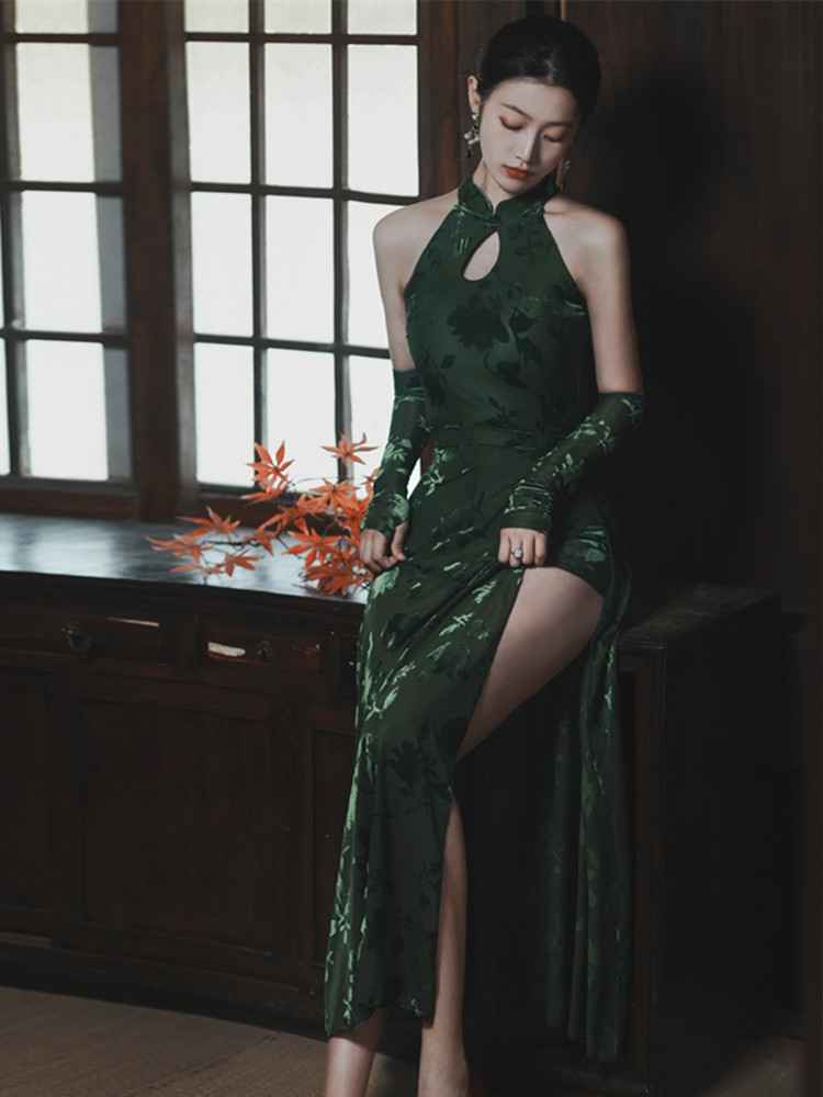 Shop the latest green dance QiapoFeaturing an elegant display of an array of items including a Green Qipao dress, a modern Qipao shirt and a sexy Cheongsam, this collection presents a blend of traditional and modern styles. The modern Cheongsam dress, along with the Cheongsam modern top, redefines traditional aesthetics with a contemporary twist. Adding an element of allure is the sexy Cheongsam lingerie, complemented by a Cheongsam shirt in comfortable fabric.