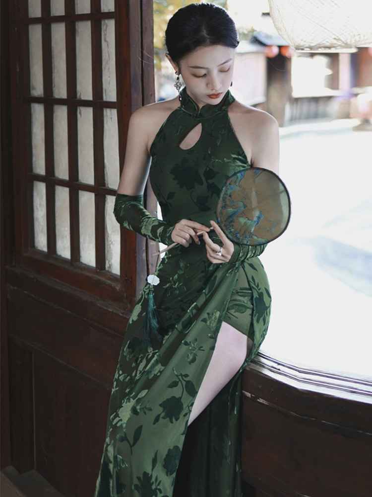 Shop the latest green dance Qiapo Featuring an elegant display of an array of items including a Green Qipao dress, a modern Qipao shirt and a sexy Cheongsam, this collection presents a blend of traditional and modern styles. The modern Cheongsam dress, along with the Cheongsam modern top, redefines traditional aesthetics with a contemporary twist. Adding an element of allure is the sexy Cheongsam lingerie, complemented by a Cheongsam shirt in comfortable fabric.